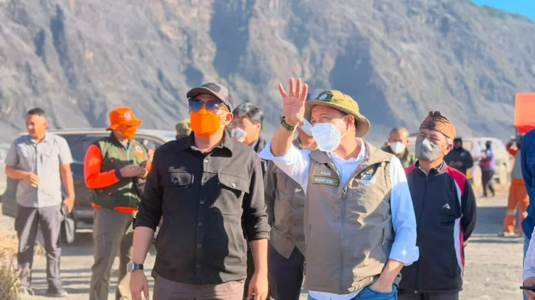 Menhut Raja Antoni: Water Bombing Bromo Terus Dilakukan Sampai Api Padam