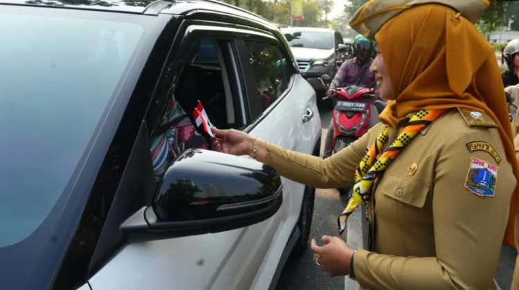 Jelang HUT RI ke-81, Pemkot Jakbar Bagikan 8.000 Bendera Merah Putih