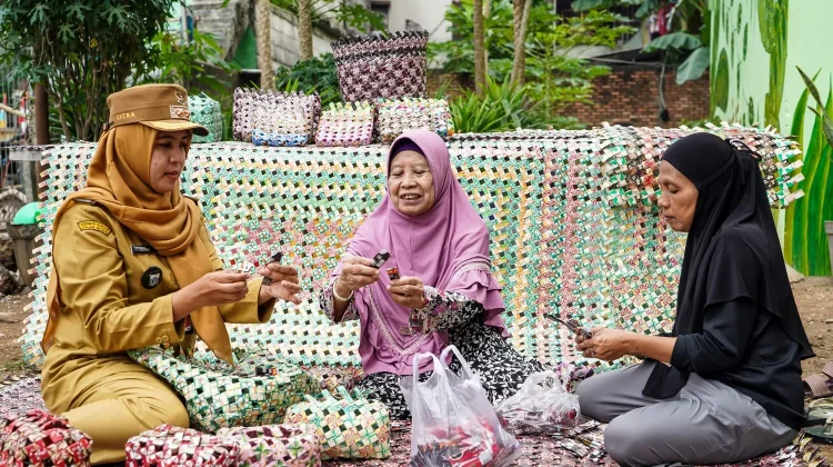 Warga Paseban Sulap Sampah Plastik Jadi Kerajinan Bernilai Ekonomi