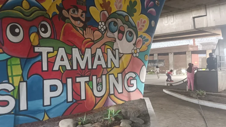 Taman Si Pitung: Oase Kecil Kebahagiaan Anak-Anak di Bawah Naungan Tol