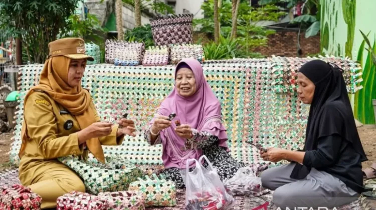Dari Sampah Jadi Rupiah, Warga Paseban Manfaatkan Limbah Plastik Jadi Kerajinan