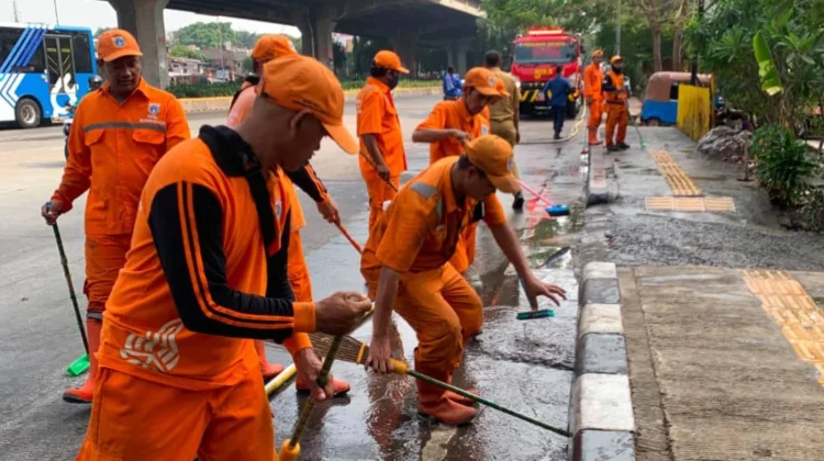Pemkot Jaktim Tutup 4 Penampungan Sampah Liar di Jalan D.I. Panjaitan