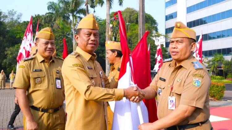 Pemkot Jakarta Timur Canangkan Gerakan Pembagian Bendera Merah Putih