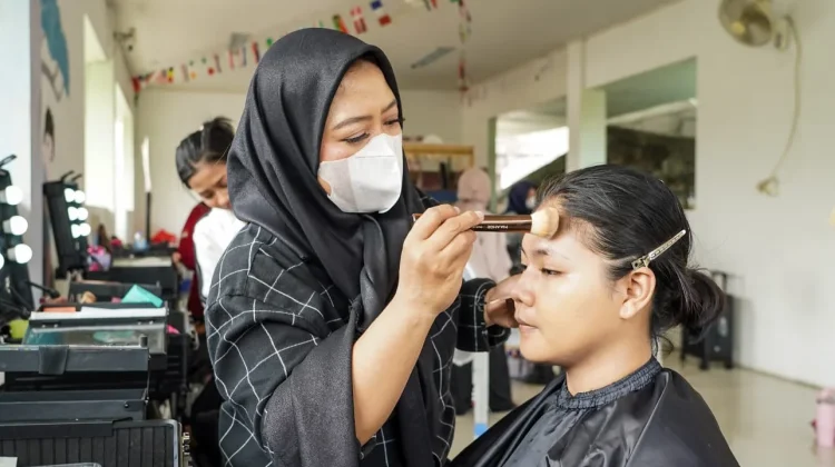 Warga Paseban Dibekali Keterampilan Tata Rias untuk Siap Kerja