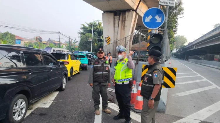 Petugas Gabungan Perketat Pengawasan Pak Ogah di Jakbar