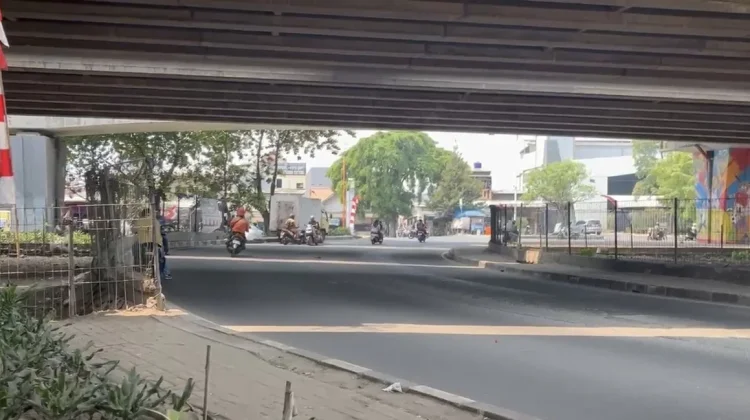Pemotor Nekat Lawan Arah di Rawa Buaya, Warga: Kalau Muter Jauh