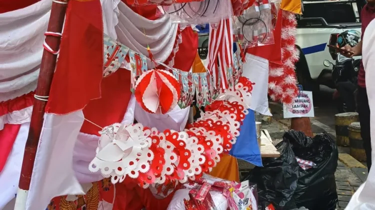 Pedagang Bendera Raup hingga Rp700 Ribu Sehari Selama Agustus