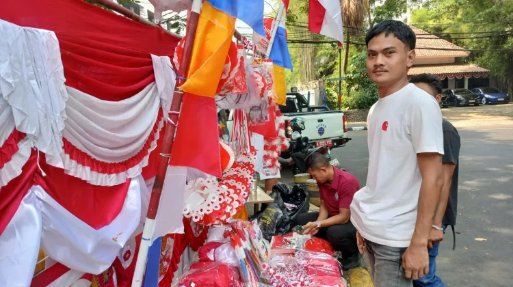 Pedagang Bendera Raup hingga Rp700 Ribu Sehari Selama Agustus