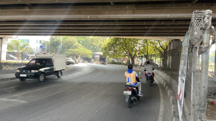 Terlalu Jauh, Jadi Alasan Warga Nekat Melawan Arus di Jalan ORR Rawa Buaya