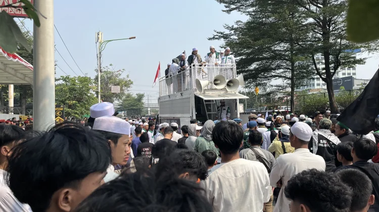 Massa Demo Bela Al-Qur’an Padati Gedung OT Cengkareng, Picu Kemacetan hingga 1 Km