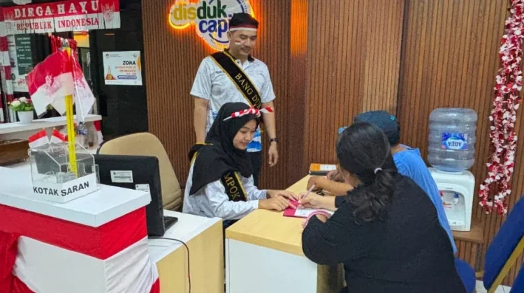 Semangat Nasionalisme: Dukcapil Hadirkan Pelayanan Prima Dekorasi Merah-Putih