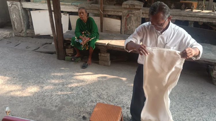 Cerita Suka Duka Pak Anton sang Tukang Cukur Keliling Cilincing