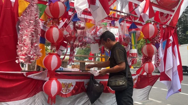 Pedagang Bendera di Jalan Tegalan Keluhkan Penurunan Omzet