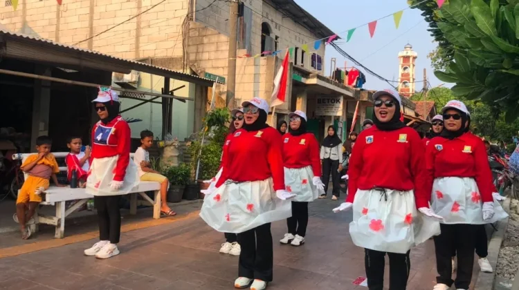 Hangatnya Gotong Royong Warga Pulau Untung Jawa di Lomba Gerak Jalan HUT RI