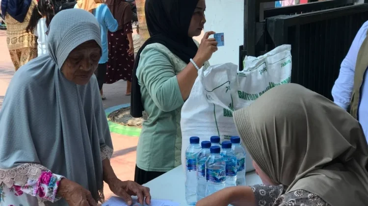 Bantuan Beras Pulau Kelapa Ringankan Kebutuhan Warga
