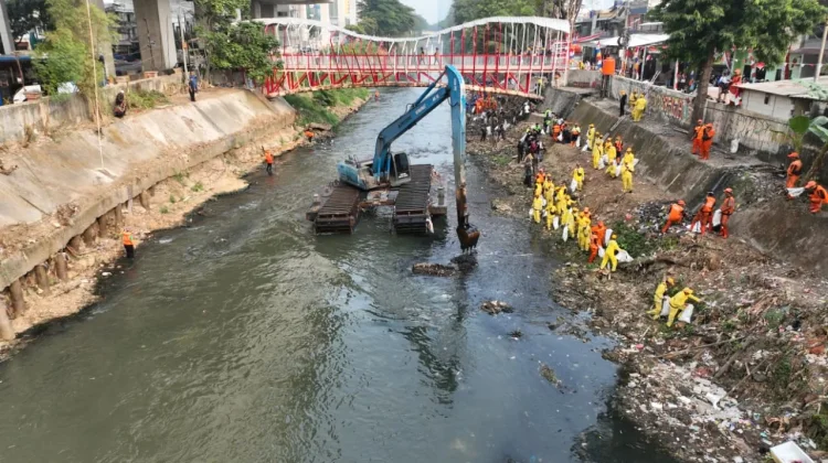 HUT ke-81 RI, Tiga Pilar Jakpus Bersihkan Ciliwung