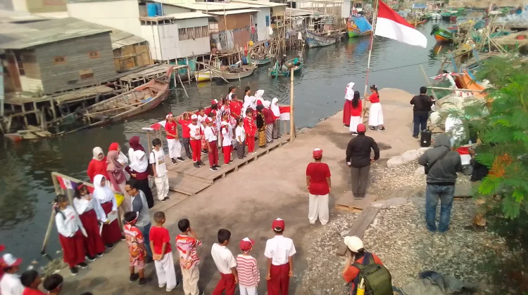 Puluhan Anak Pesisir Cilincing Gelar Upacara HUT RI ke-81 di Kolam Retensi