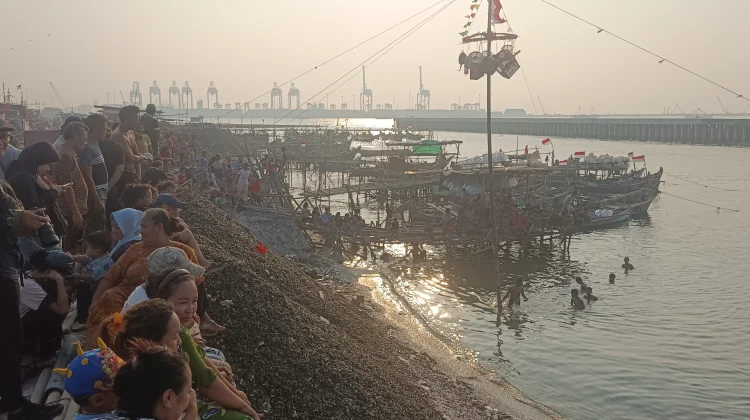 Panjat Pinang Pinggir Laut Cilincing, Spot Unik Para Pemburu Visual