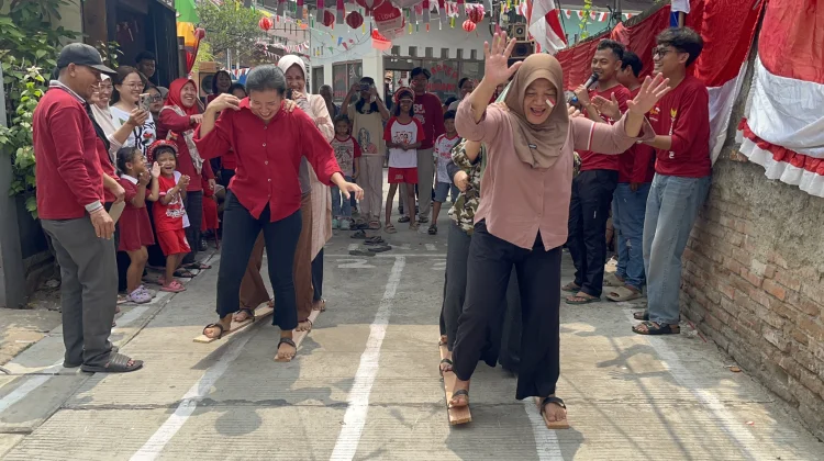 Lomba Tradisional Bakiak Meriahkan Perayaan HUT ke-81 RI di Kedaung Kaliangke