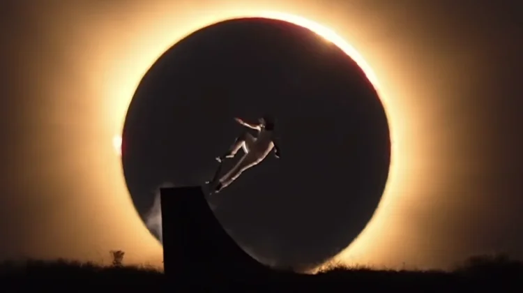 Danny Leon Padukan Aksi Skateboard dengan Gerhana Matahari