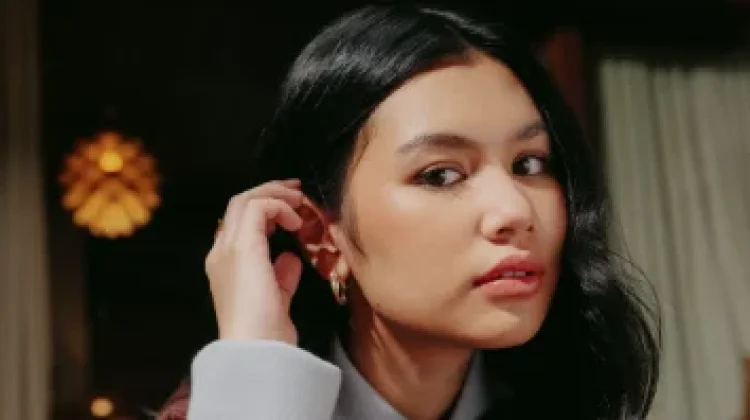 Vanessa Zee Perkuat Identitas Bermusik Bawa Lagu 'Menjauh'