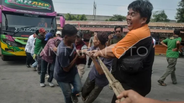 Lomba Tarik dan Dorong Bus Meriahkan HUT ke-81 RI di Terminal Lebak Bulus