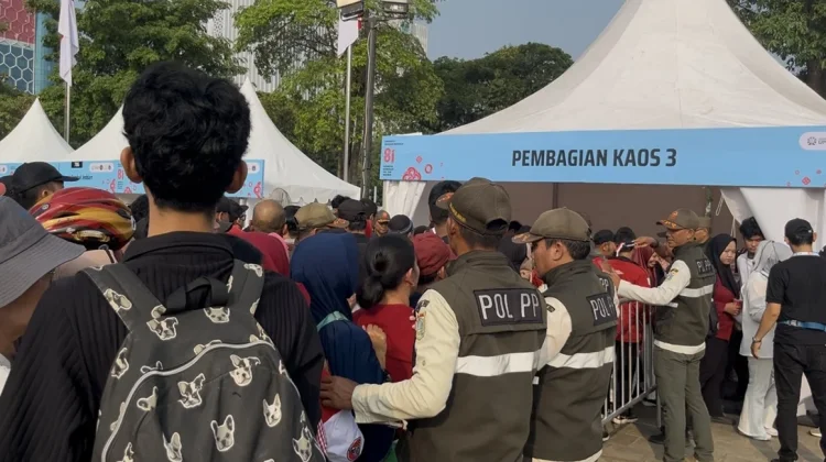 Antusias Warga Berburu Kaos di Pesta Rakyat Monas