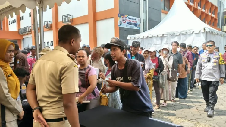 Sebanyak 293 Keluarga Kurang Mampu di Jakbar Terima Bantuan Pangan