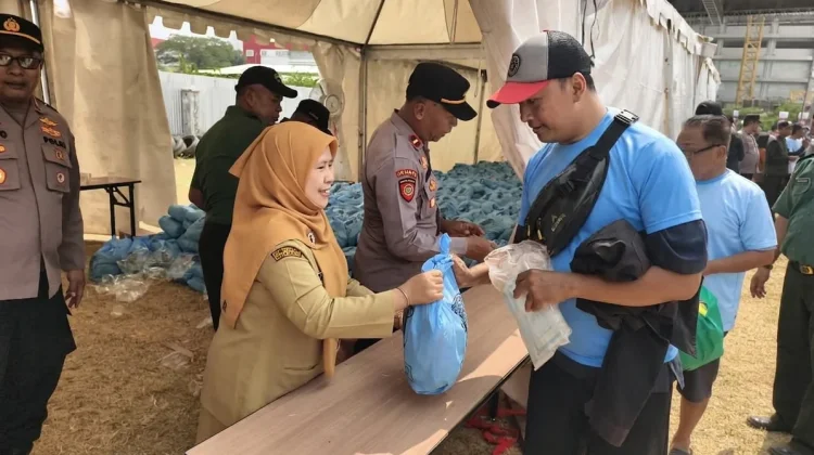 Sebanyak 2.800 Paket Bansos Dibagikan dalam Pesta Rakyat di Kalideres