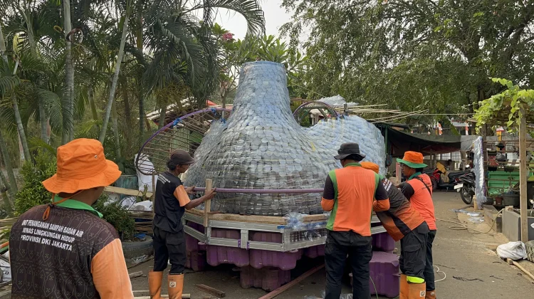 Manfaatkan Galon Bekas, Petugas UPS -BA Kembangan Cipatakan Karya Seni Perahu Merak