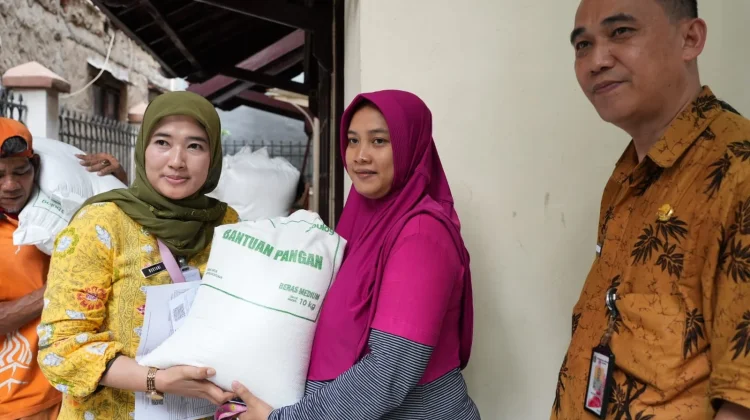 Sebanyak 1.800 KK Warga Sumur Batu Terima Bantuan Beras