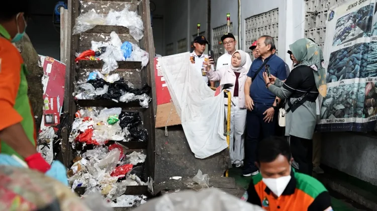 Wali Kota Jakbar Tinjau Pengelolaan Sampah di Kembangan