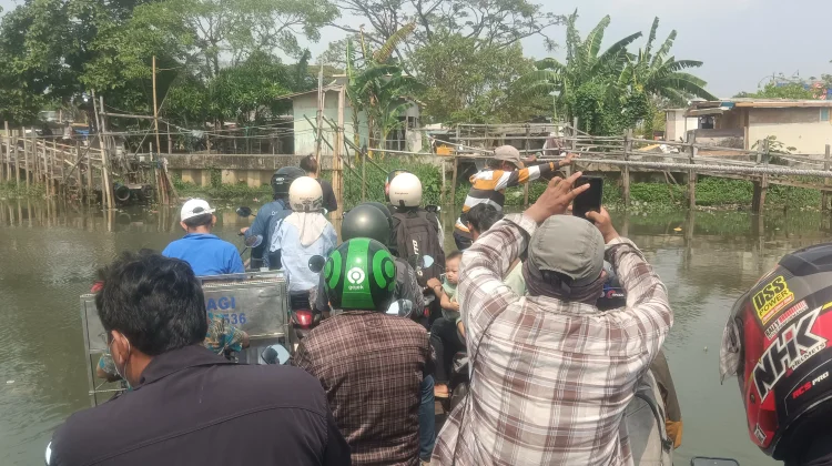 Hemat Waktu, Warga Pluit Selatan Pilih Perahu Eretan