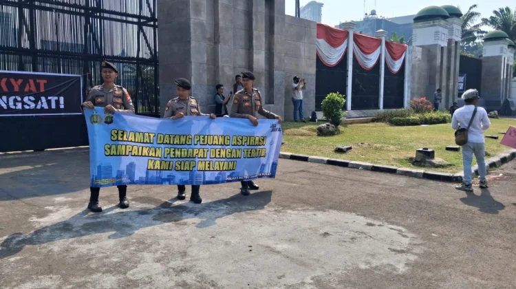 Polisi Sambut Massa Aksi DPR dengan Spanduk Humanis