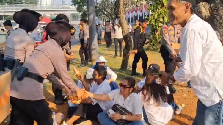 Polisi Bagikan Snack dan Air Mineral ke Massa Aksi DPR