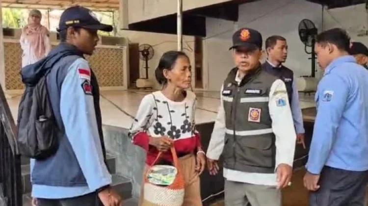 Satpol PP Menteng Jaring 14 PMKS dalam Kegiatan Rabu Tertib