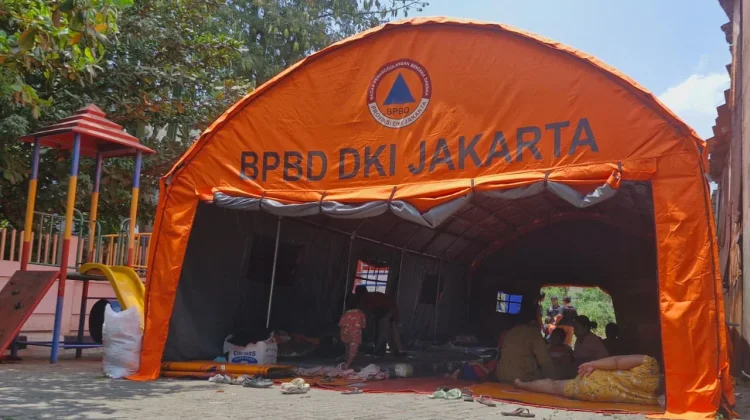 Bersama OPD, Kelurahan Duren Sawit Salurkan Bantuan ke Penyintas Kebakaran