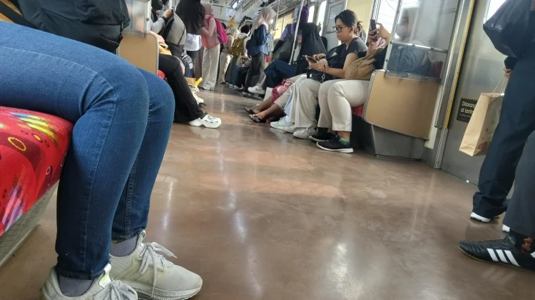 Kereta Bogor–Jakarta Kota Tampak Lengang