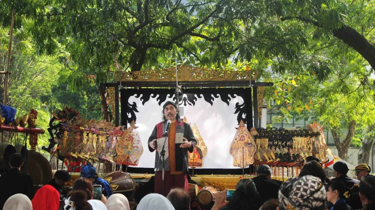 Wayangan Ruwat Rawat Hutan UI Gaungkan Kesadaran Ekologi
