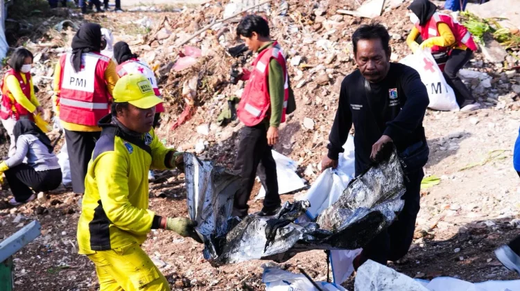 Bareng 500 Orang, Wali Kota Jakarta Timur Pimpin Bersih-Bersih Kali Baru