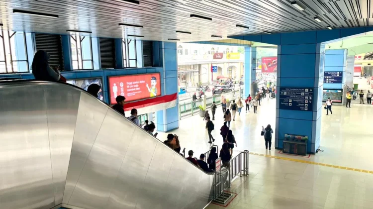 Warna-Warni Stasiun Kereta di Jakarta