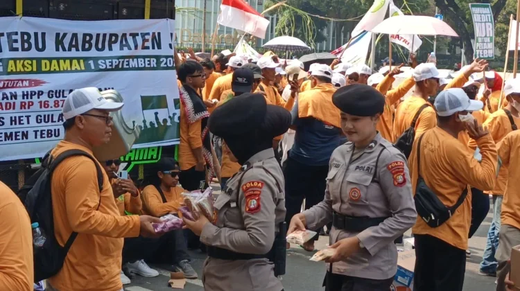 Polisi Bagikan Roti dan Air Mineral ke Massa Aksi Petani Tebu