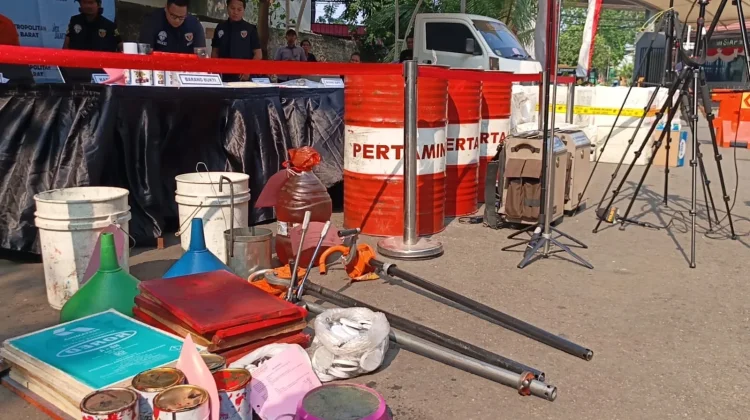 Polisi Bongkar Pabrik Oli Bekas Disulap Jadi Oli Palsu di Cengkareng