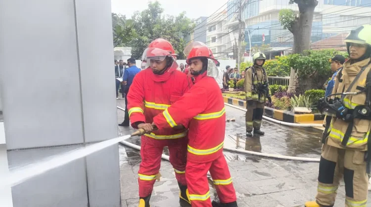 Simulasi Kebakaran Digelar di Perkantoran Petojo Selatan