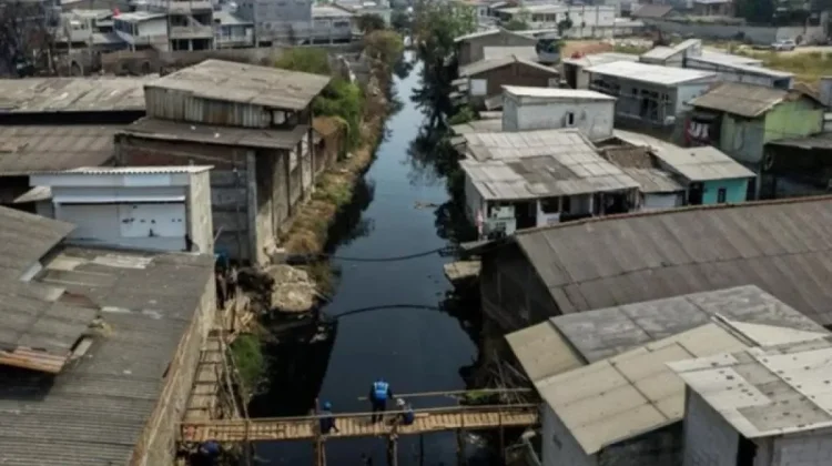 Pemkot Jakarta Barat Bangun Jembatan Sementara bagi Pejalan Kaki di Tegal Alur