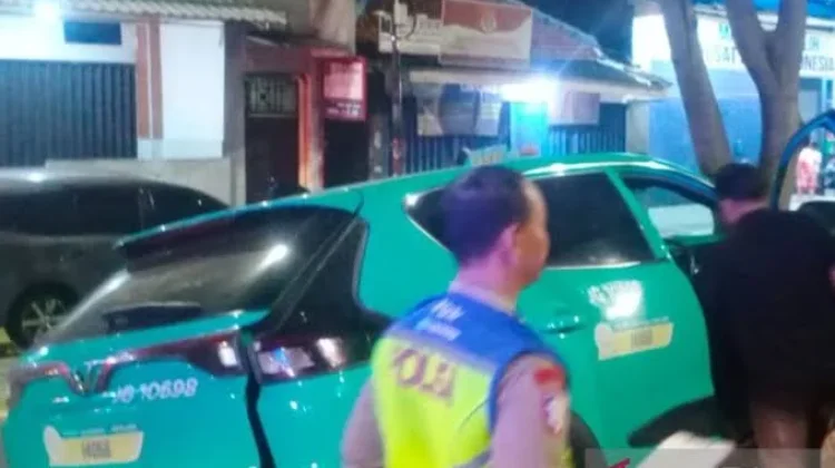 Diduga Hilang Kendali, Taksi Listrik VinFast Tabrak Tiang dan Pohon di Kemayoran