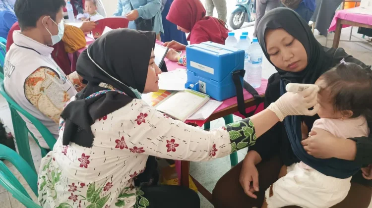 Puluhan Balita Ikuti Pemeriksaan Kesehatan di Posyandu Kembangan Jakbar