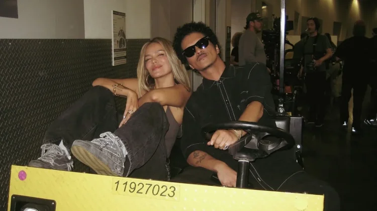 Karol G dan Bruno Mars Rilis Video Musik "Still"