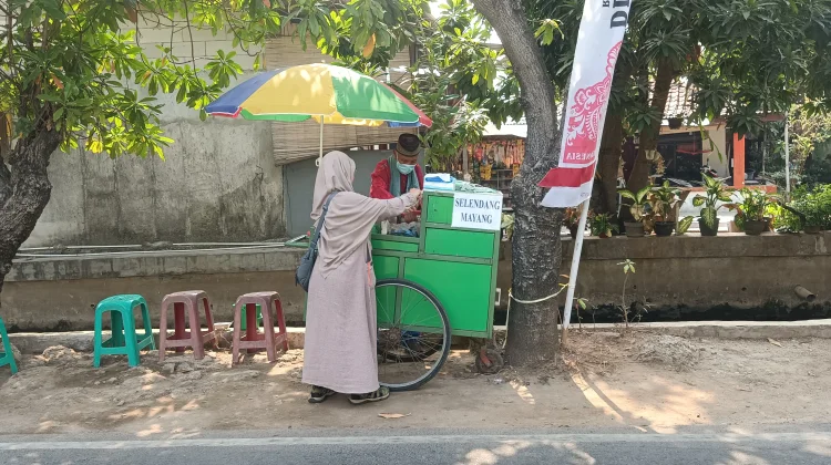 Tanpa Pengawet, Penjual Es Selendang Mayang Betawi Tetap Setia Melayani Pembeli