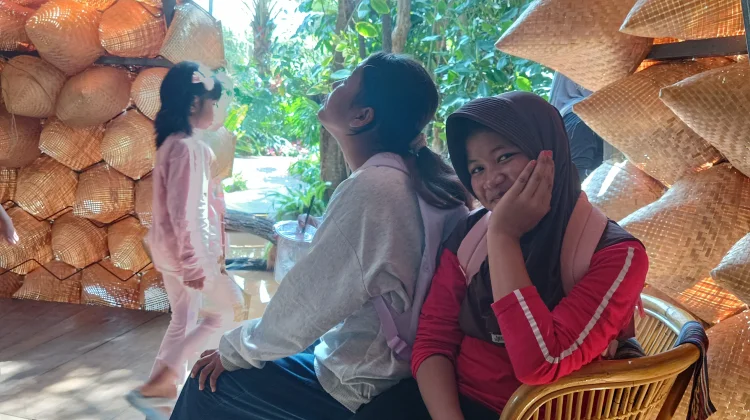 Oase di Tengah Kota: Cerita Kehangatan Anak-Anak Cilincing Menyapa Flora dan Fauna